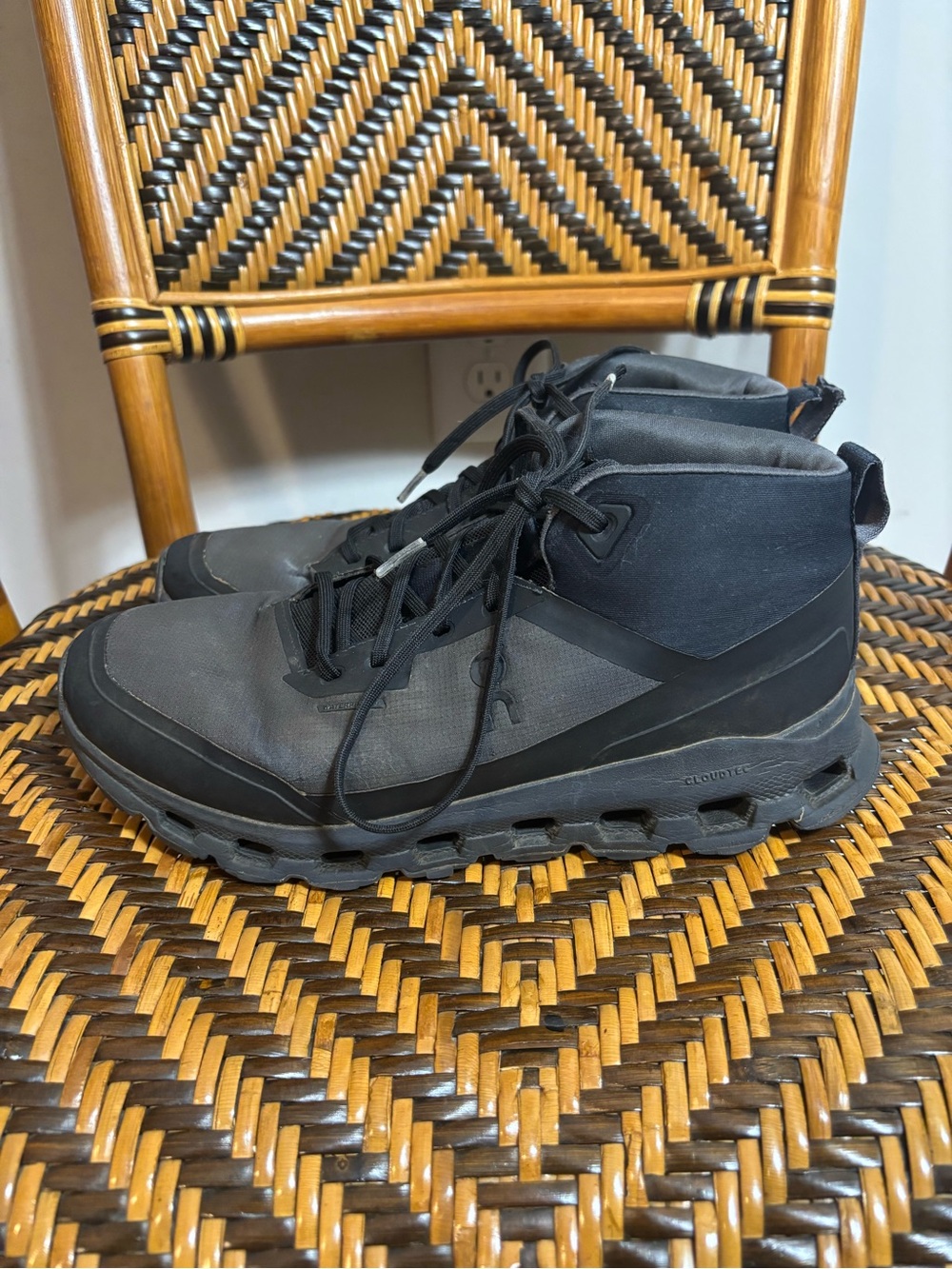 On Running CloudRoam Hiking Boots 8.5 Women’s
